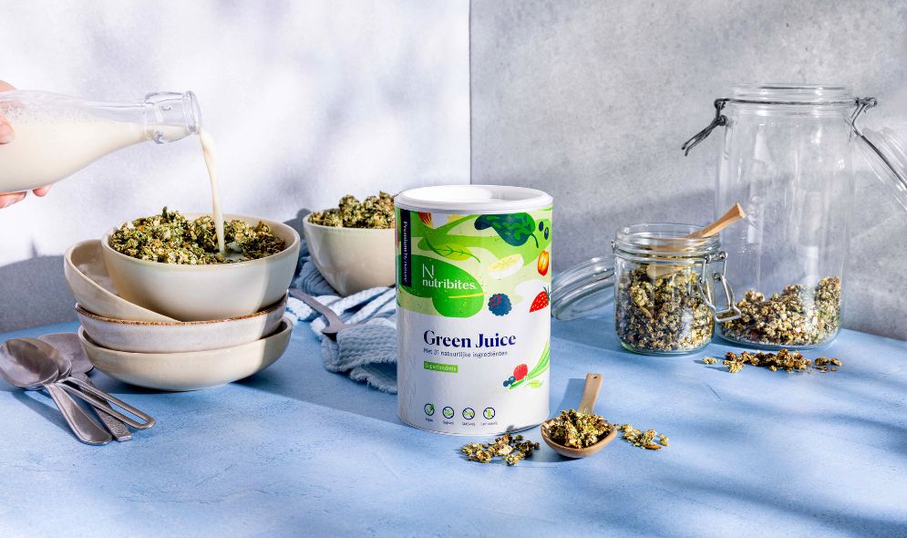 Green-juice-granola-yoghurt-ontbijt-gezond-vitamine-mineralen-vezels