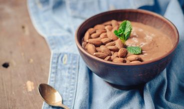 romige-chocolade-smoothiebowl-ontbijt-lunch-makkelijk-gezond-tip-recept-voeding-afvallen