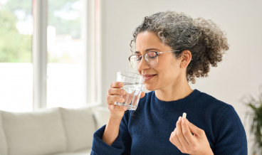 gelukkige-gezonde-vrouw-neemt-supplementen-in-50plusser-50+-wanneer-supplementen-innemen