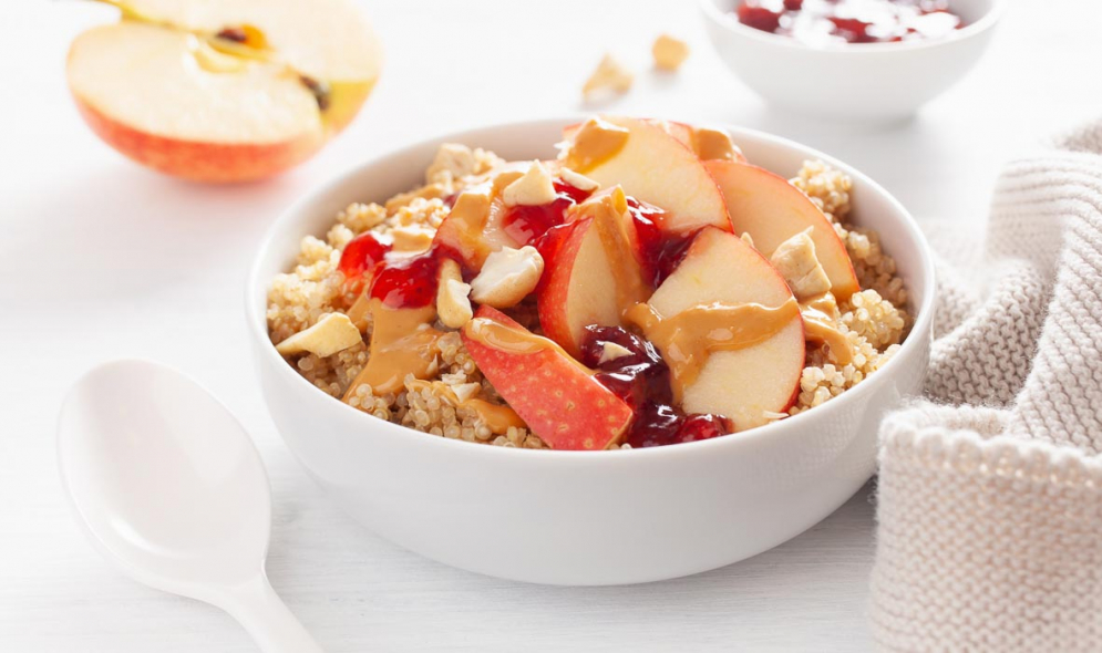 quinoa-ontbijt-eiwitrijk-voedsel-appels-noten